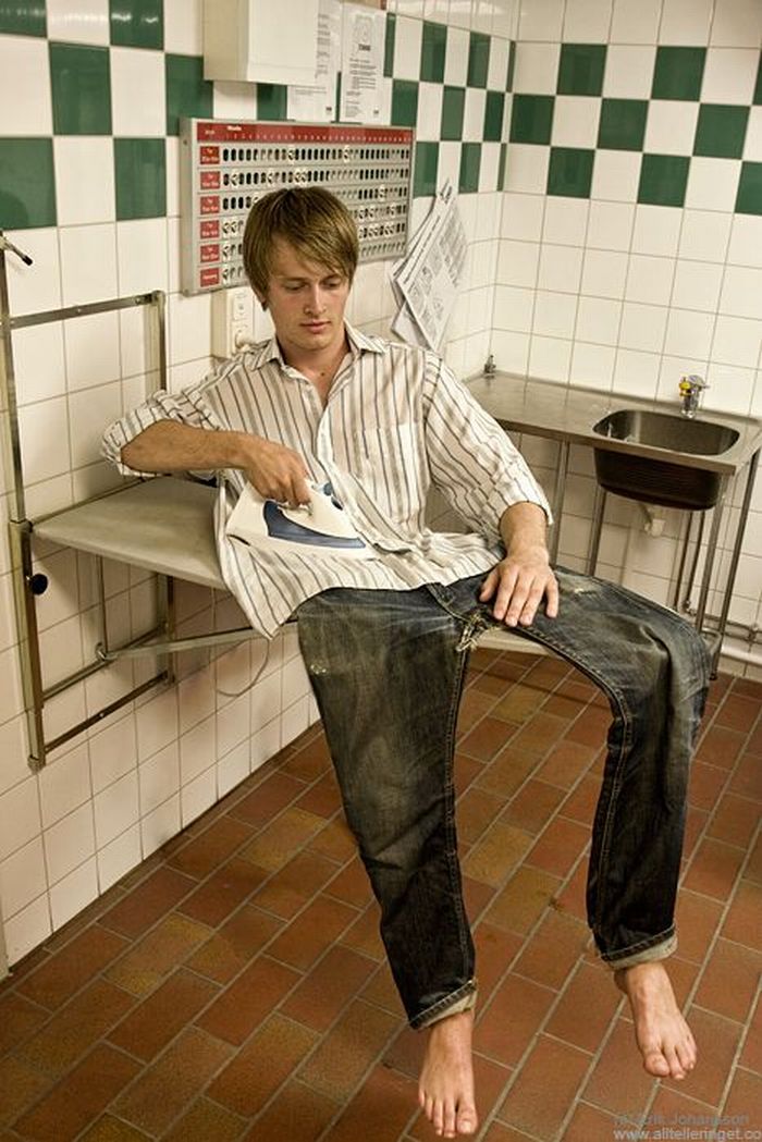 http://de.acidcow.com/pics/20090907/pics/2/photo_manipulation_16.jpg