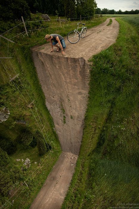 http://de.acidcow.com/pics/20090907/pics/2/photo_manipulation_46.jpg