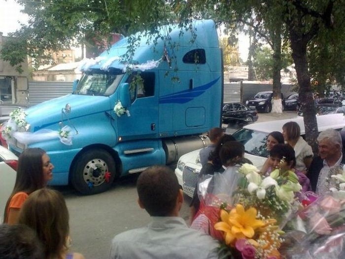http://de.acidcow.com/pics/20091001/wedding_lorry_03.jpg