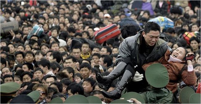 crowded_train_stations_in_china_10.jpg