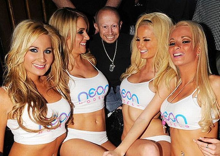 vern_troyer_and_his_women_02.jpg