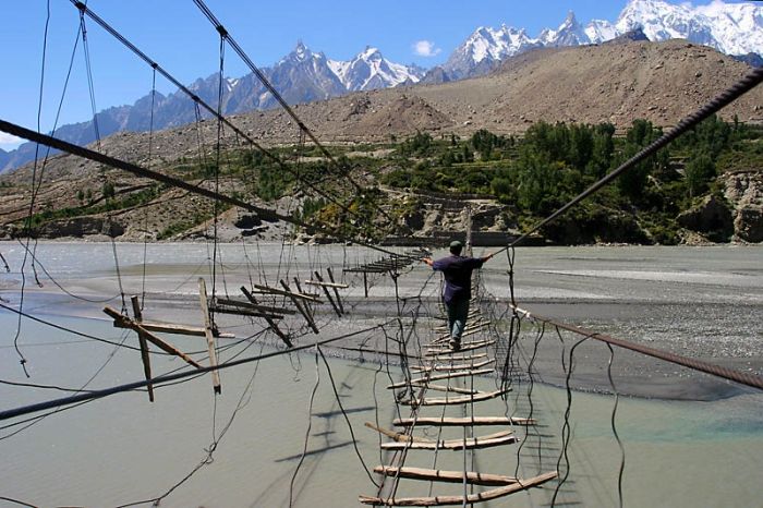 http://de.acidcow.com/pics/20100329/hussaini_hanging_bridge_06.jpg