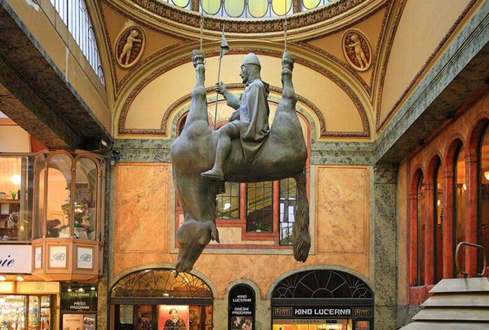 bizzare_sculpures_by_david_cerny_11.jpg