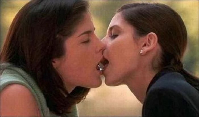Famous Lesbian Kisses 102