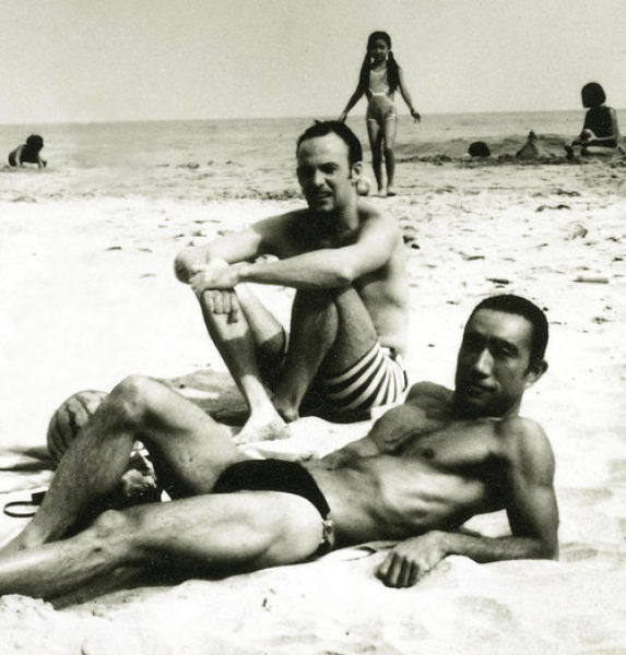 http://de.acidcow.com/pics/20100624/rare_photos_of_famous_people_102.jpg
