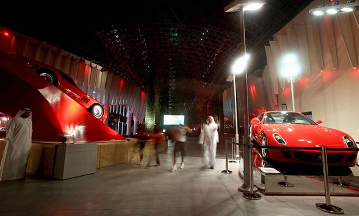 http://de.acidcow.com/pics/20101029/ferrari_12.jpg