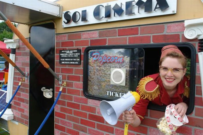 http://de.acidcow.com/pics/20101214/the_smallest_cinema_01.jpg