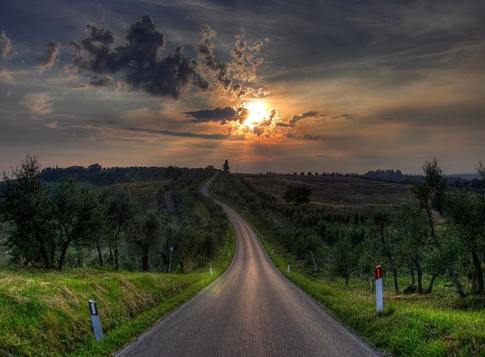 http://de.acidcow.com/pics/20101220/beautiful_roads_75.jpg