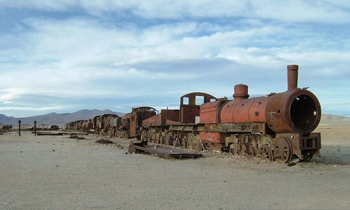 http://de.acidcow.com/pics/20110113/train_graveyard_01.jpg