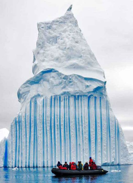 http://de.acidcow.com/pics/20110211/incredible_icebergs_03.jpg