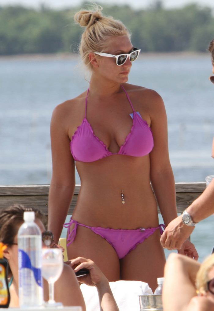 http://de.acidcow.com/pics/20110816/celeb_bikini_03.jpg