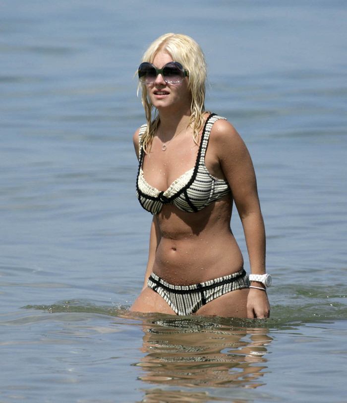 http://de.acidcow.com/pics/20110816/celeb_bikini_19.jpg