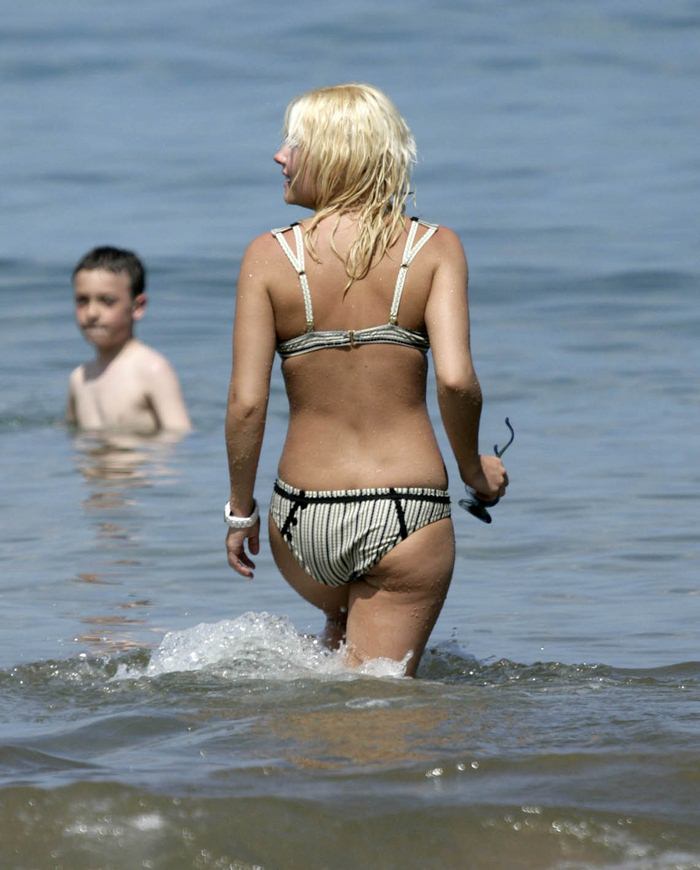 http://de.acidcow.com/pics/20110816/celeb_bikini_20.jpg