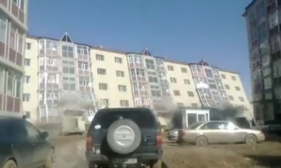 http://de.acidcow.com/pics/20120412/video/building.jpg