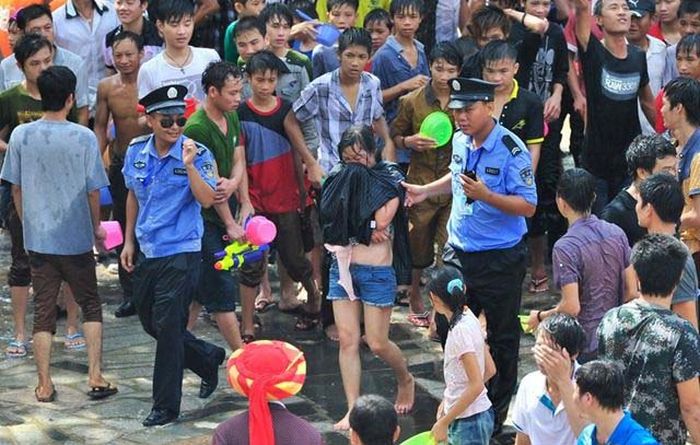 Foto Festival Air Di China Yang Berubah Menjadi Bencana [ www.Up2Det.com ]